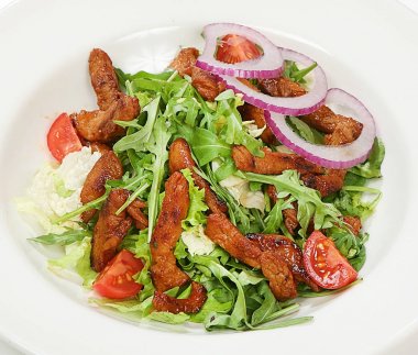 Dana bonfile, cherry domates, salata karışımı, soslar ile sıcak biftek salatası