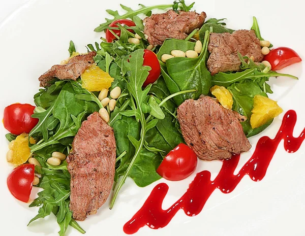 Salada com filé de pato na grelha, espinafre, rúcula, molho grego, cereja, pinhões — Fotografia de Stock