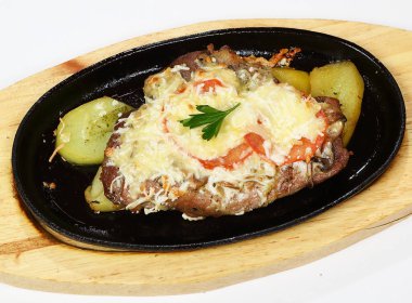 Domuz eti boyun mantar julienne, soğan, domates, peynir, patates ve yeşillik ile