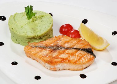 Somon steak patates püresi, brokoli ve kiraz domates ile servis