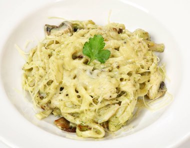 Makarna tavuk, mantar ve pesto sos ile