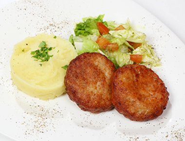 İhale tavuk pirzola, salata karışımı, patates püresi.