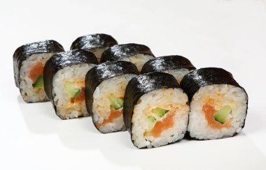 Kyoto rulo (somon, baharat sosu, salatalık).