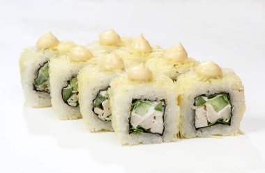 Sezar (tavuk, salata, Parmesan peyniri, salatalık, Sezar sos ve beyaz sos alır).