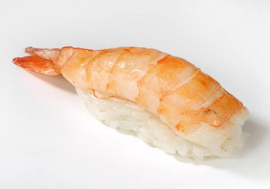 Nigiri-suşi kaplan karides, yakın çekim, beyaz arka plan ile
