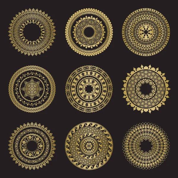 Guld färg runt abstrakt etniska prydnad mandalas — Stock vektor
