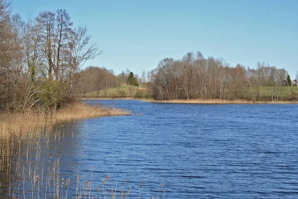 Wczesną wiosną nad jeziorem Europejskiej — Zdjęcie stockowe