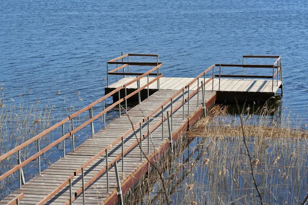 Una darsena con pontone sul lago — Foto Stock