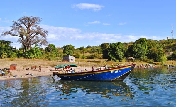 Un bateau de transport sur le lac Niassa — Photo