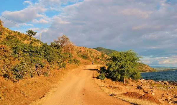 Una strada lungo il grande lago Niassa — Foto Stock