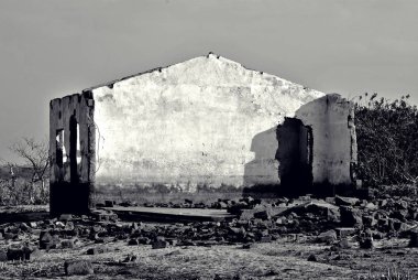 Bir göl kıyısında terk edilmiş kalıntıları