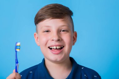  çocuk diş fırçası ile