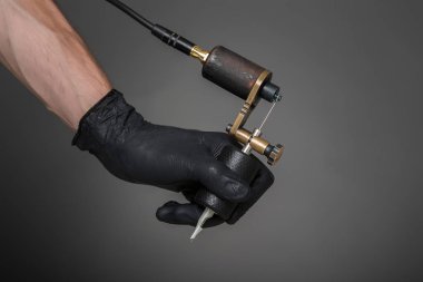 dövmeci dövme ekipman ile 