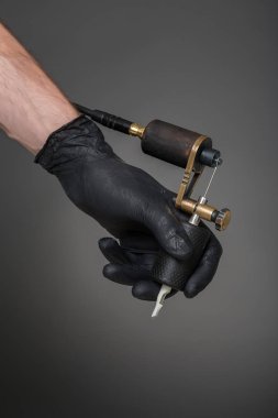 dövmeci dövme ekipman ile 