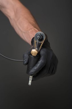 dövmeci dövme ekipman ile 