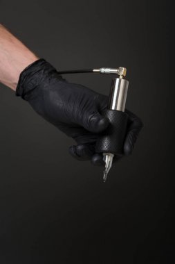 dövmeci dövme ekipman ile 