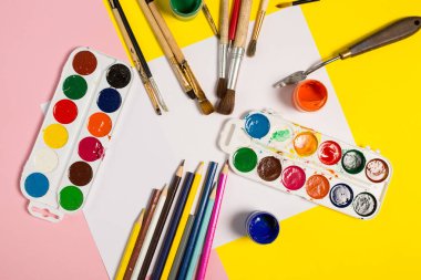 Boya fırçaları kalemler