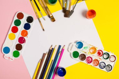 Boya fırçaları kalemler