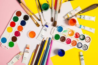 Boya fırçaları kalemler