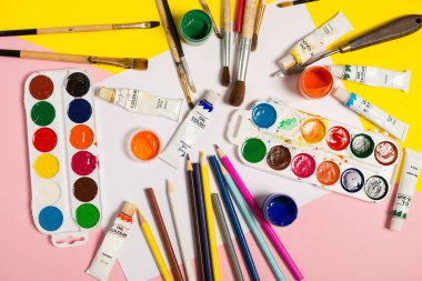 Boya fırçaları kalemler