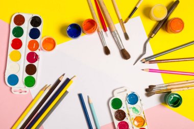 Boya fırçaları kalemler