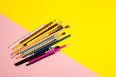 Boya fırçaları kalemler
