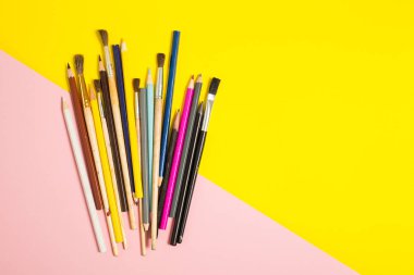 Boya fırçaları kalemler