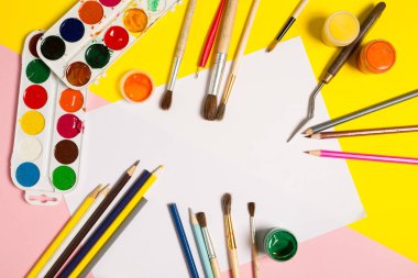 Boya fırçaları kalemler
