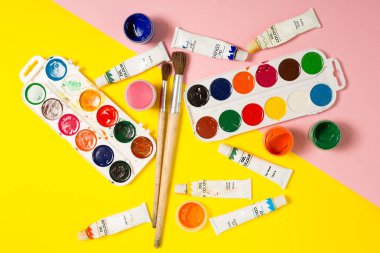 Boya fırçaları kalemler