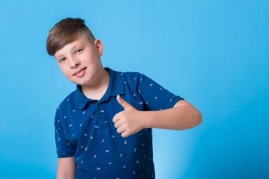 mutlu küçük çocuk