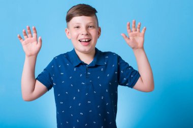 mutlu küçük çocuk