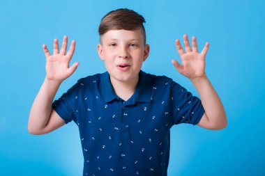 mutlu küçük çocuk