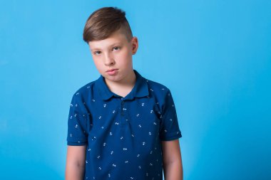 mutlu küçük çocuk