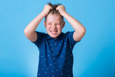 mutlu küçük çocuk