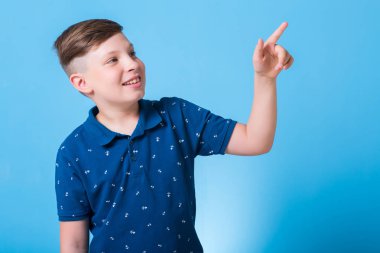 mutlu küçük çocuk