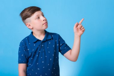 mutlu küçük çocuk