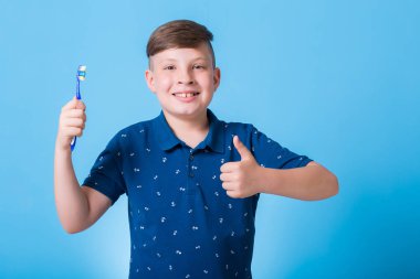  çocuk diş fırçası ile