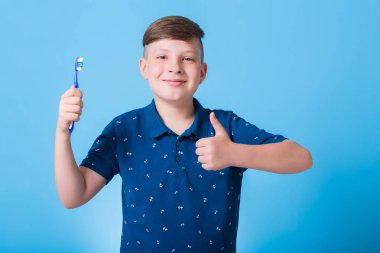  çocuk diş fırçası ile