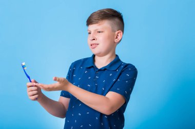  çocuk diş fırçası ile