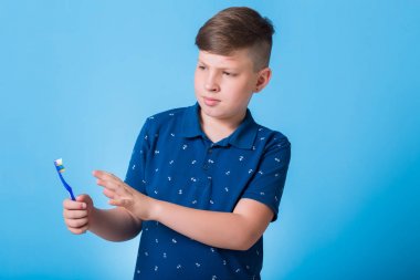  çocuk diş fırçası ile