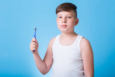  çocuk diş fırçası ile