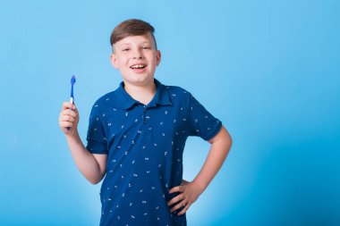  çocuk diş fırçası ile