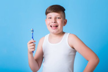  çocuk diş fırçası ile
