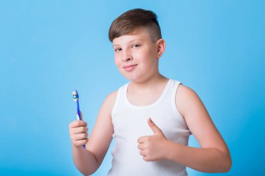  çocuk diş fırçası ile