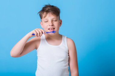 Uykucu çocuk gözlerini kapat