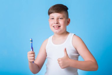  çocuk diş fırçası ile