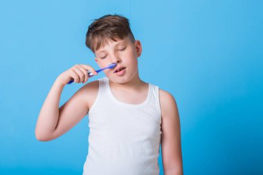 Uykucu çocuk gözlerini kapat