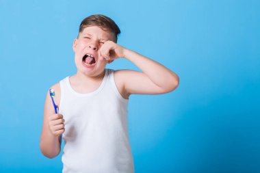 Uykucu çocuk gözlerini kapat