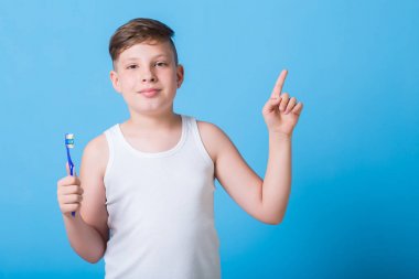  çocuk diş fırçası ile