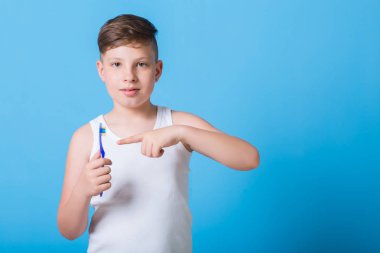  çocuk diş fırçası ile